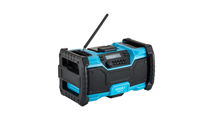 Das 9580-10 Akku-Radio in schräger Ansicht. Das robuste, schwarz-blaue Gehäuse hat eine ausziehbare Antenne und große Lautsprecher. Der Hintergrund ist neutral.
